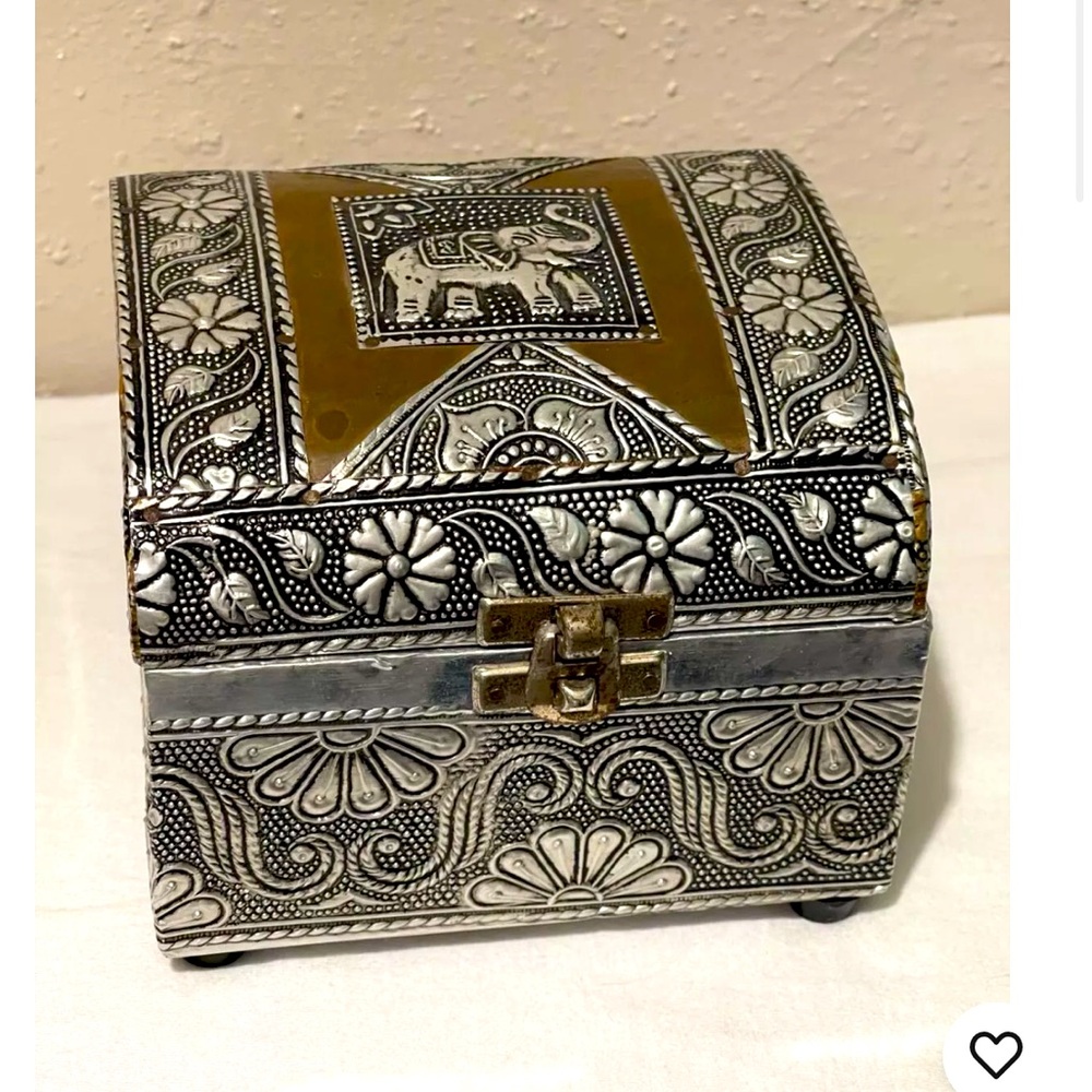 ASIAN Vintage Elephant Trinket Box- Artsy Accents in TIN- Velvety Inside INDIA